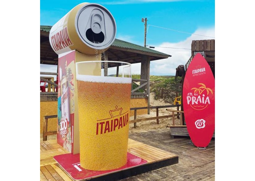 Itaipava instala chuveiros em forma de lata e copo de cerveja nas praias