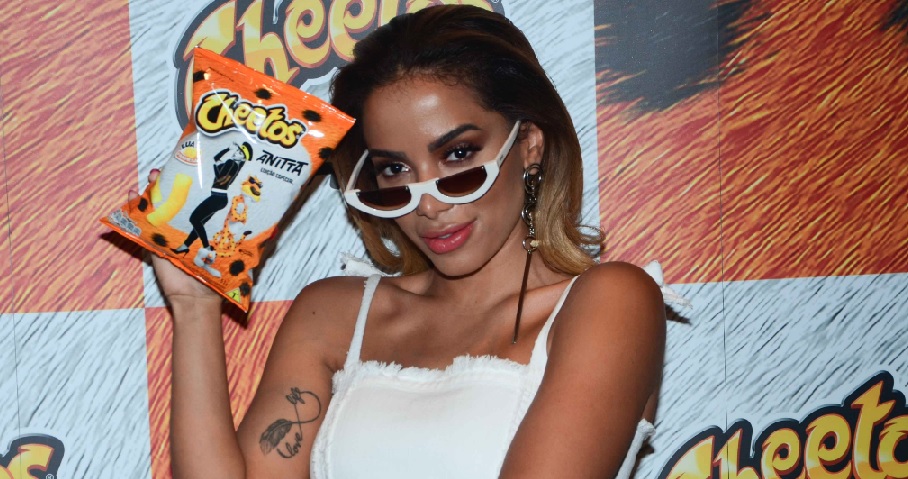Cheetos faz parceria com Anitta e lança embalagem limitada da cantora