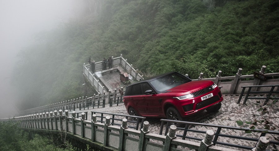 Em ação na China, Range Rover híbrido sobe 999 até o Heaven’s Gate