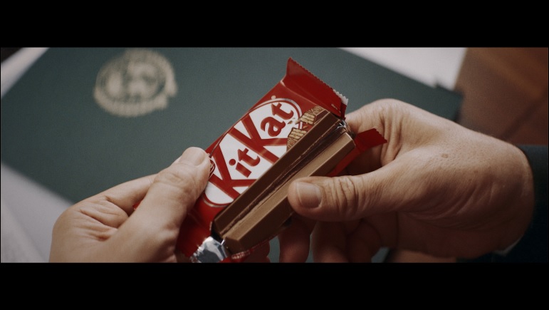 KitKat lança campanha bem humorada que ilustra situações cotidianas