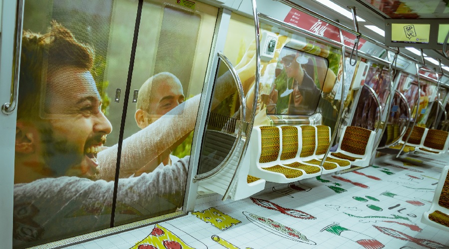 Campanha do metrô incentiva passageiros a interagir com imagens típicas do país