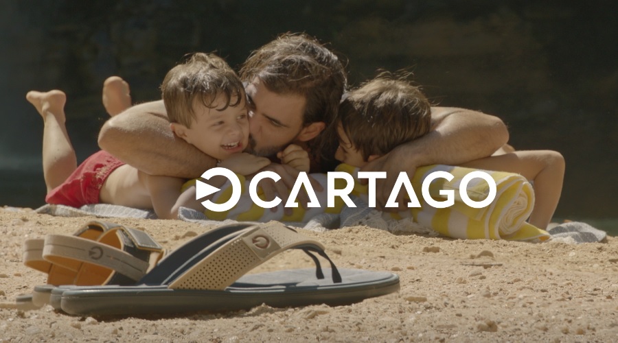 Ao lado dos filhos, Juliano Cazarré estrela campanha de Dia dos Pais da Cartago