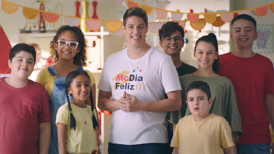 McDIA Feliz 2018 convida Fábio Porchat para estrelar sua nova campanha