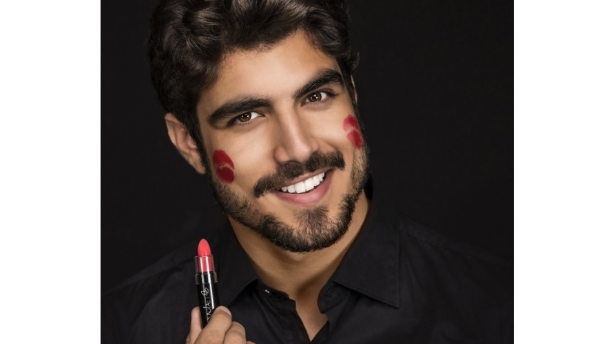 Caio Castro estrela campanha promocional da marca Vult