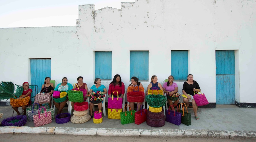 Exposição “A Casa AMA Carnaúba” mostra o trabalho com palha de carnaúba de artesãs que convivem com a seca