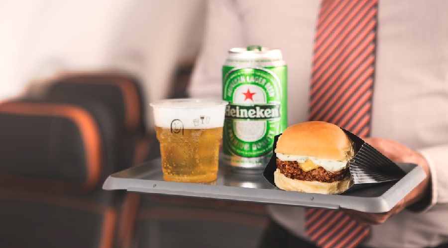 GOL serve mais de 80 mil mini-hambúrgueres em happy hour da ponte aérea