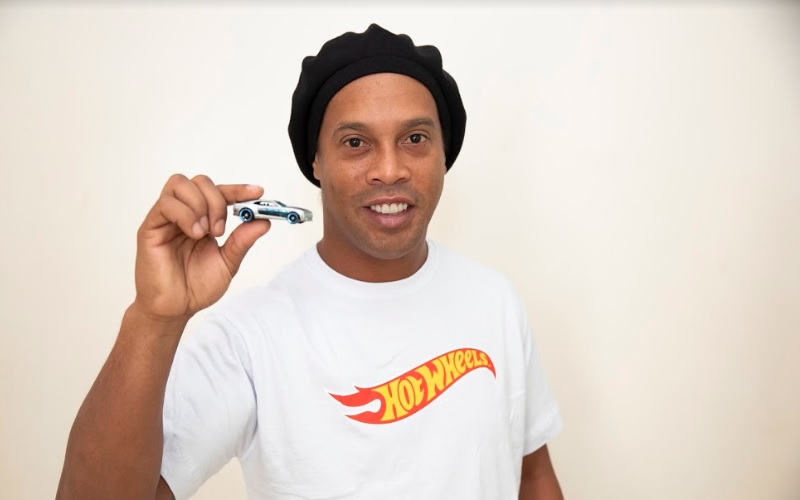 Ronaldinho Gaúcho protagoniza rolê aleatório em ação da Hot Wheels