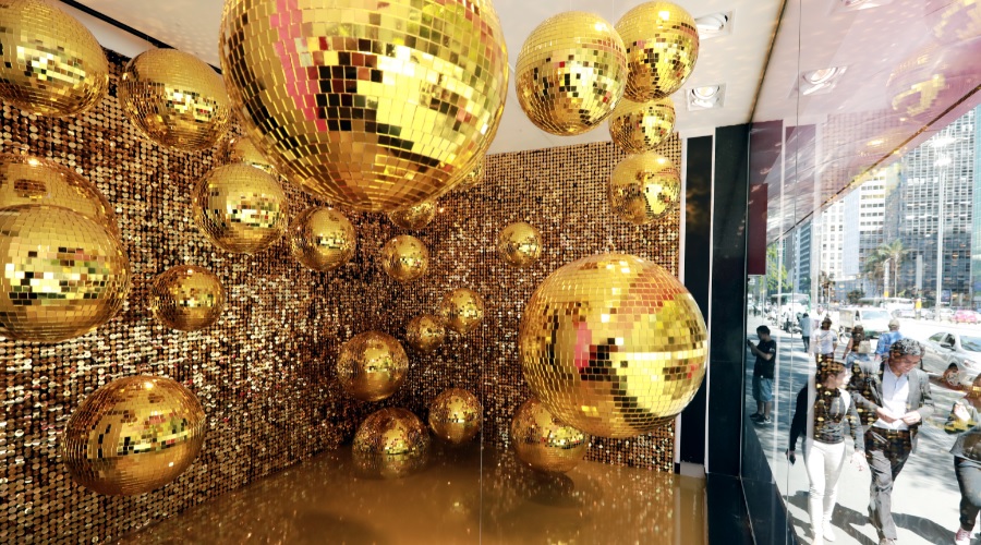 Marisa cria vitrine instagramável para celebrar o final do ano