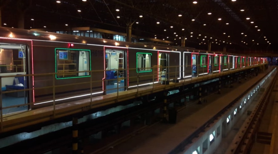 Metrô de São Paulo decora trem com luzes de LED para a chegada do Natal