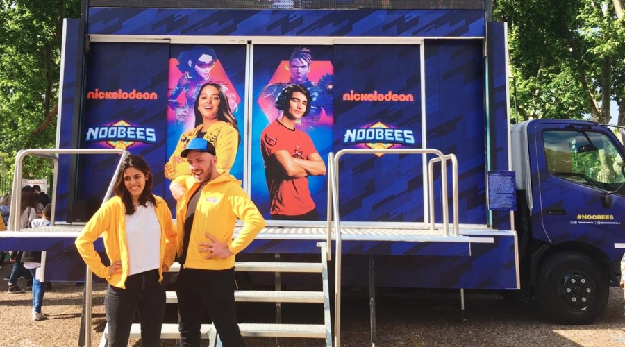 Nickelodeon leva truck temático da série ‘N00BEES’ para praia de Santos