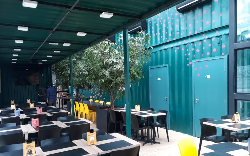 Ragazzo inaugura seu primeiro restaurante conteiner