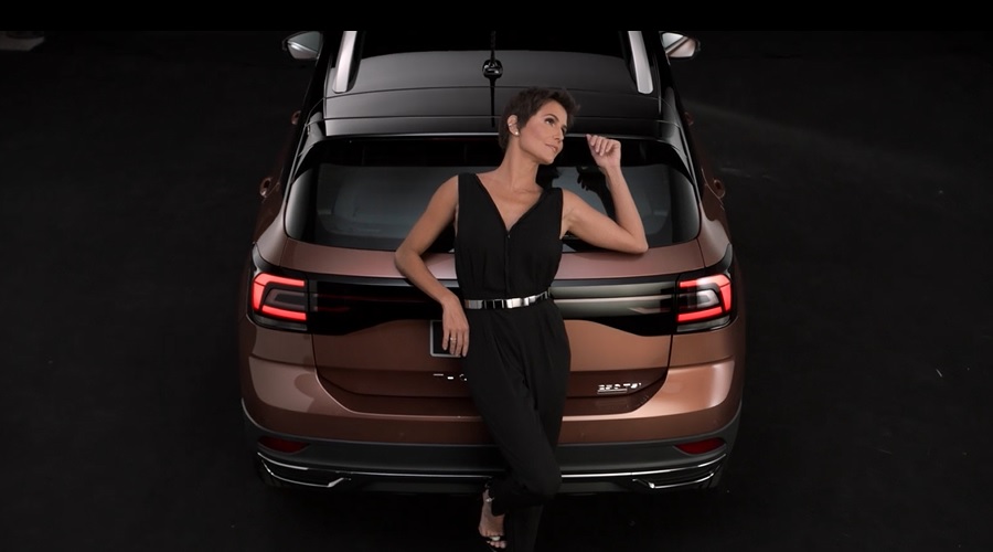 Deborah Secco mostra os diferenciais do T-Cross em campanha digital da Volkswagen