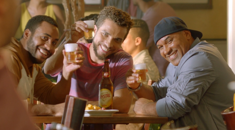 Cerveja Crystal promove encontro com goleiros em novo comercial