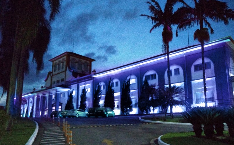 Hospital São Camilo ilumina as fachadas das Unidades para celebrar o Fevereiro Roxo