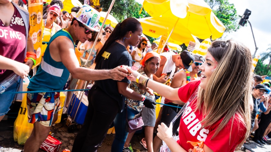 Habib’s participa do carnaval de São Paulo com patrocínio ao bloco da Latinha Mix e coleta de lixo após passagem do trio