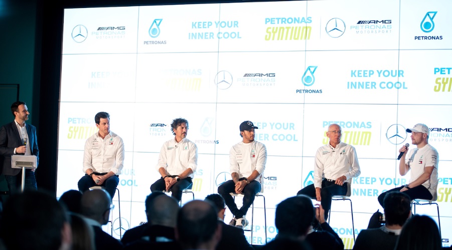 Lewis Hamilton apresenta nova linha do Petronas Syntium com tecnologia Cooltech