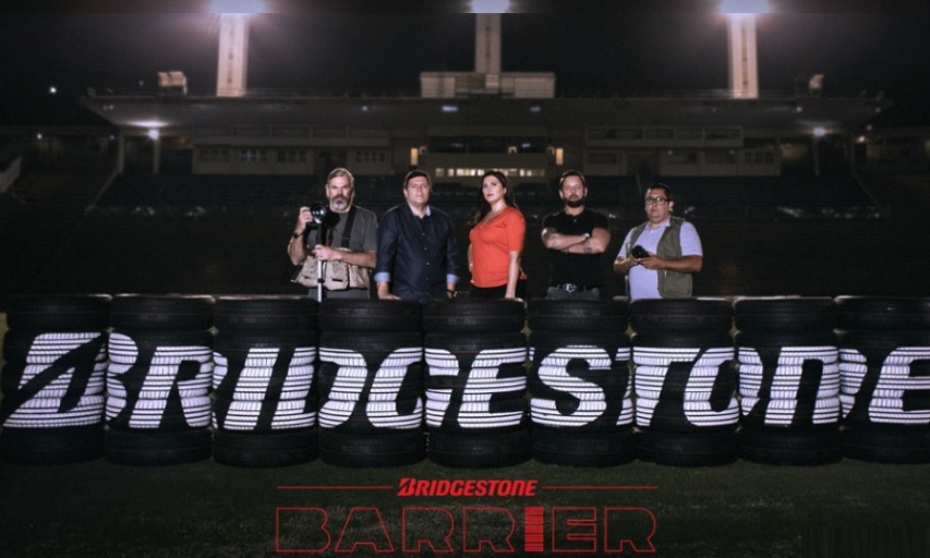 Em ação, Bridgestone transforma plana de campo de futebol em barreira de proteção para repórteres e fotógrafos