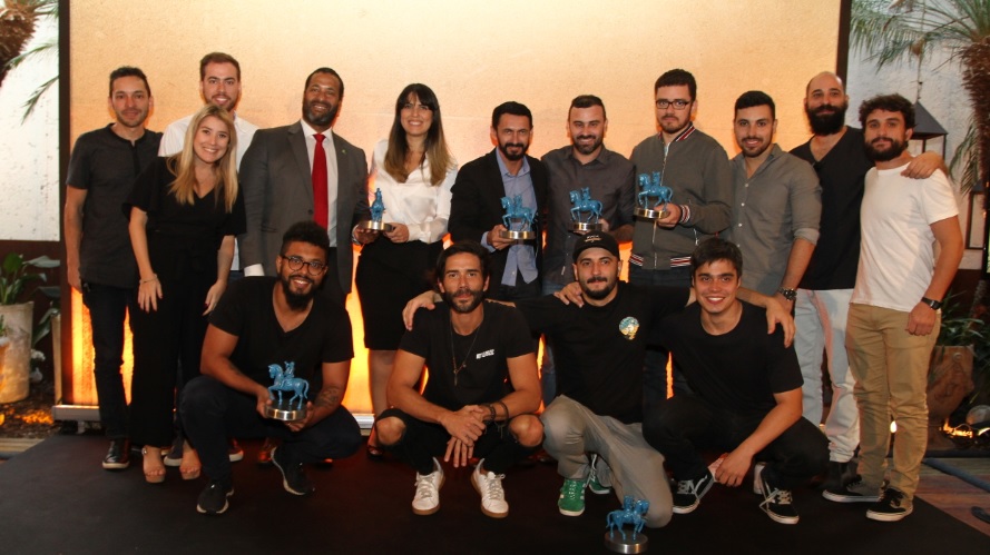 Prêmio Desafio Estadão Cannes reúne vencedores e realiza exposição com os brasões customizados pelas agências