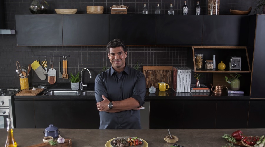 XP Investimentos lança campanha com o chef Felipe Bronze