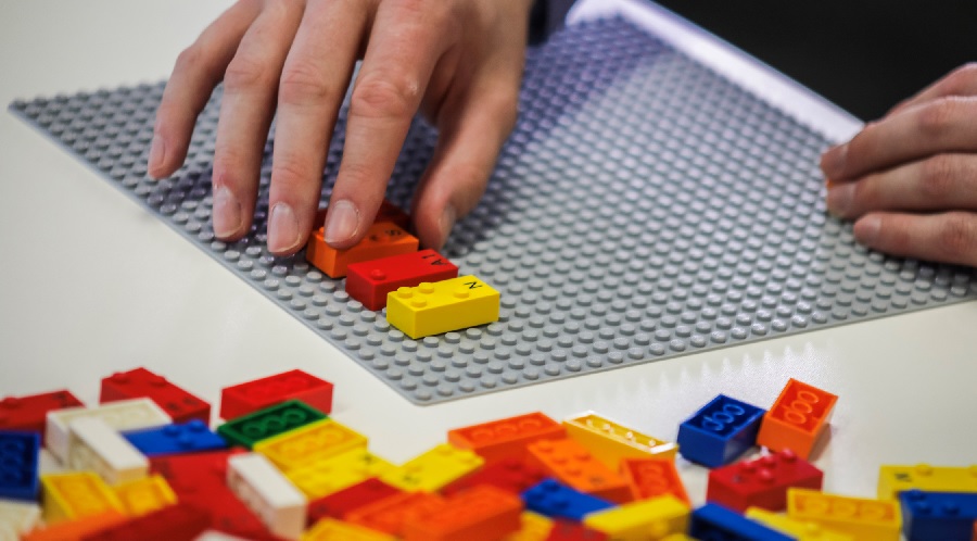 Lego Foundation e o Grupo Lego, em conjunto com associações para pessoas cegas e com baixa visão, criam o ‘Lego Braille Bricks’