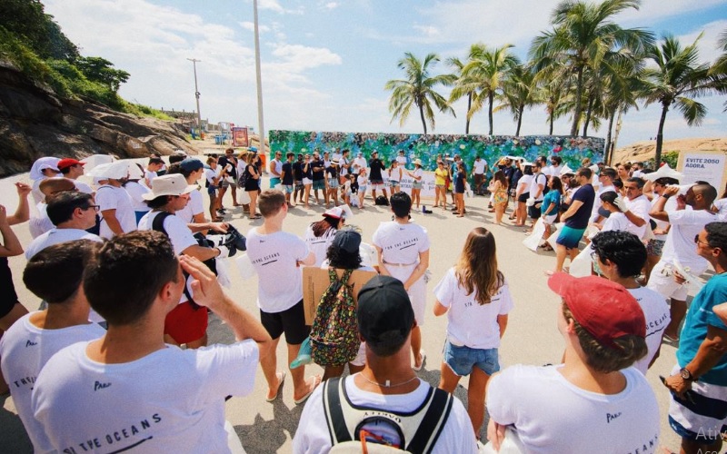 Corona e Parley promovem ação de limpeza de praia em São Conrado