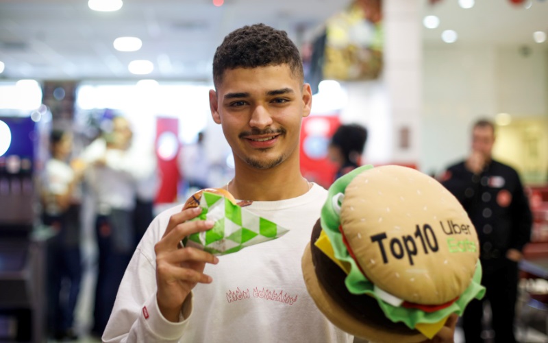 Uber Eats premia os 10 maiores fãs de hambúrguer do Brasil com 1 hambúrguer de graça por dia durante um ano