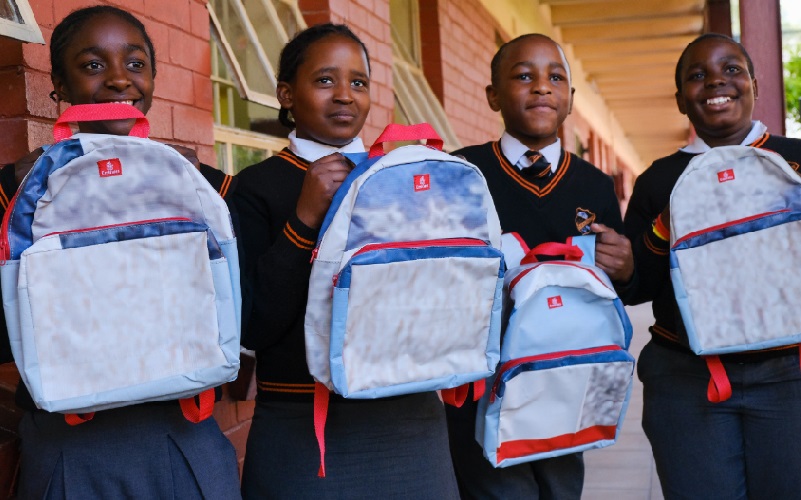 Emirates transforma outdoors em mochilas escolares e sacolas reutilizáveis
