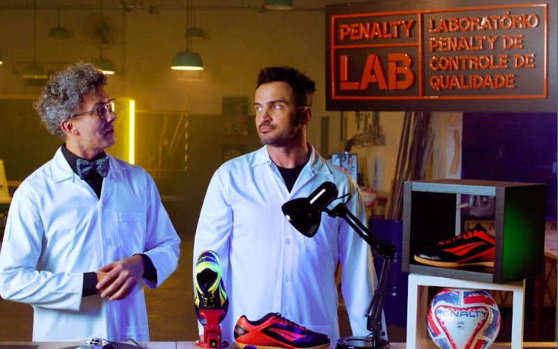Falcão troca quadra por laboratório em nova campanha da Penalty