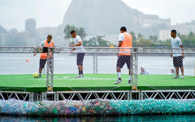 Adidas monta quadra flutuante em ação com a Parley for the Oceans