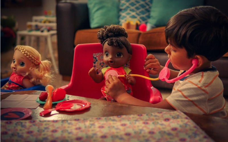Baby Alive reforça mensagem sobre benefícios da boneca em campanha do Dia dos Pais