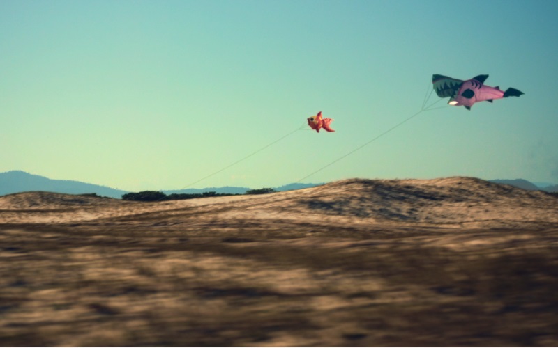 Em nova campanha, Fiat Toro compete com obstáculos na terra e pipas no céu