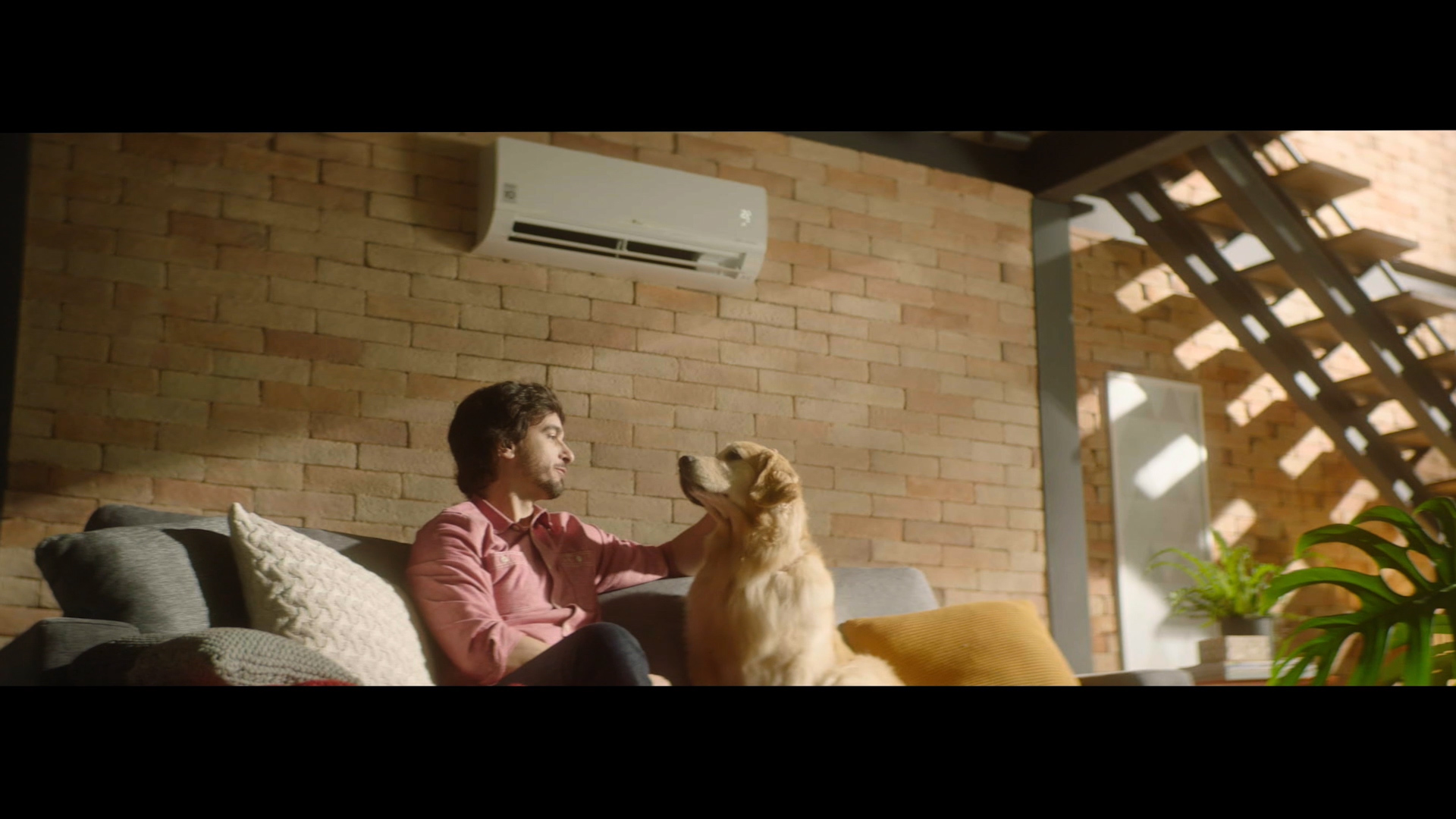 EXCLUSIVO! Veja o making of da campanha do LG Dual Inverter Voice, estrelada por cãozinho fofo