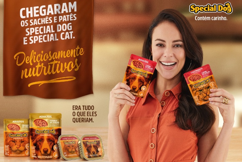 Paolla Oliveira estrela campanha de lançamento da linha wet da Special Dog