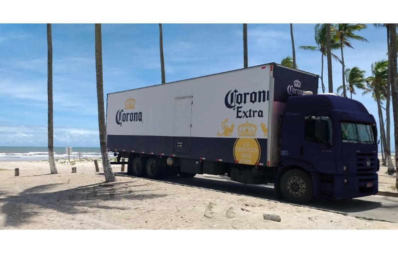 Corona “dá um desconto” para as praias e transporta nove toneladas de óleo até o local adequado para o descarte