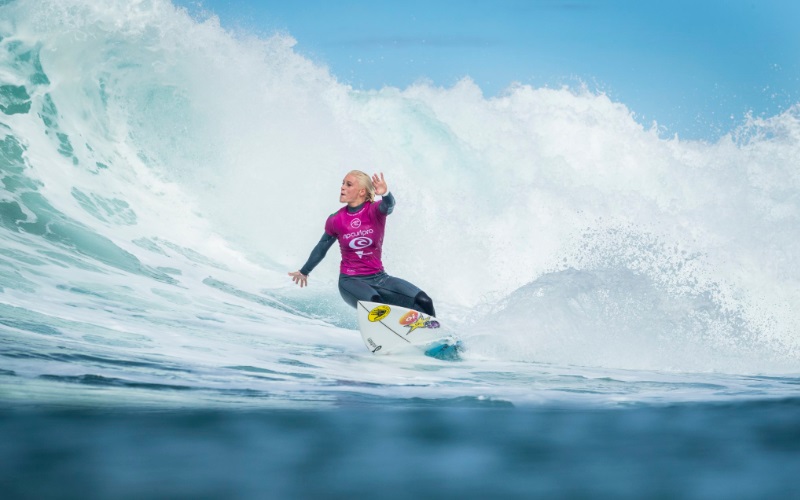 Havaianas patrocina a surfista brasileira Tati West