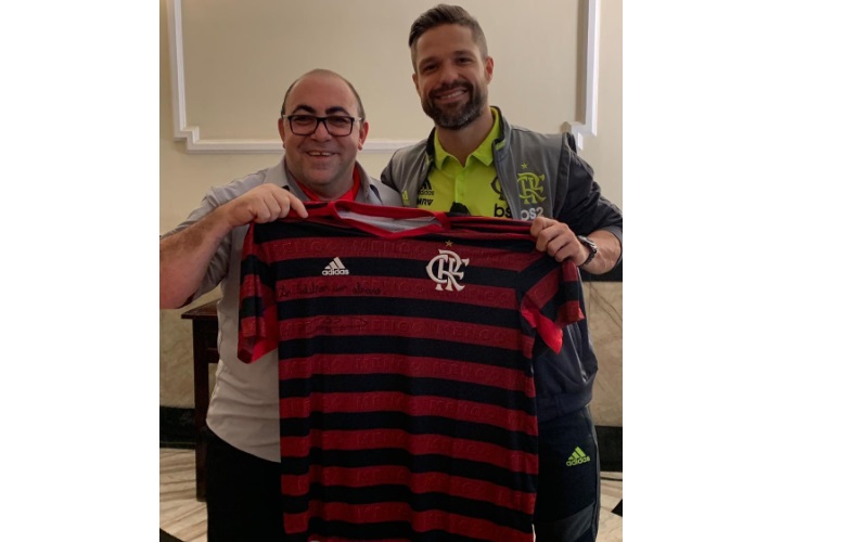 MRV homenageia porteiros e leva representante fanático pelo Flamengo à final da Libertadores