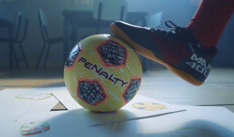 Campanha de Natal da Penalty valoriza a presença da bola na infância