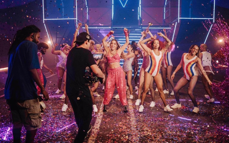 Rexona by Anitta é lançada com aulão de dança