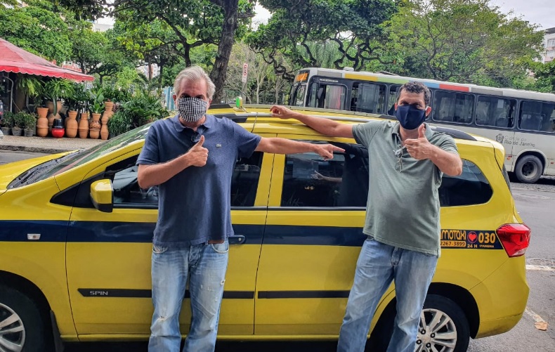 Taxistas ganham máscaras da Farol Mídia para prevenção