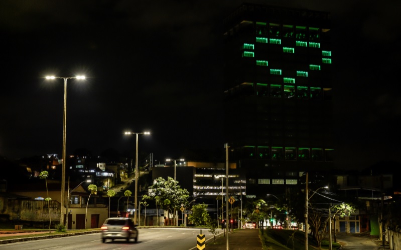 Localiza e Banco Inter iluminam suas sedes com uma mensagem de esperança