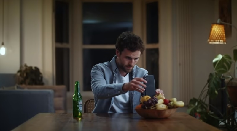 Novo filme da Heineken mostra os desafios dos encontros virtuais