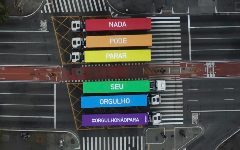 Ambev faz arco-íris com caminhões na Av. Paulista para lançar movimento ‘Orgulho Não Para’