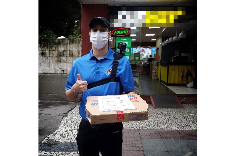 Domino’s entrega manual de como fazer pizza para rede de fast food