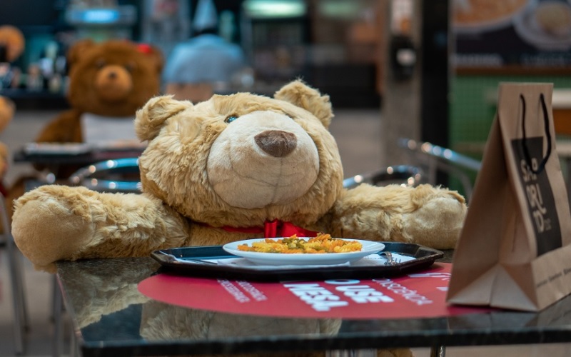Ursos de pelúcia vão ajudar a manter distanciamento social na Praça de Alimentação do Shopping Mueller