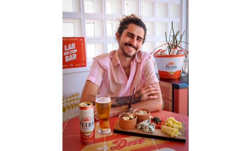 Cerveja Petra leva o bar para dentro de casa em campanha Lar Doce Bar