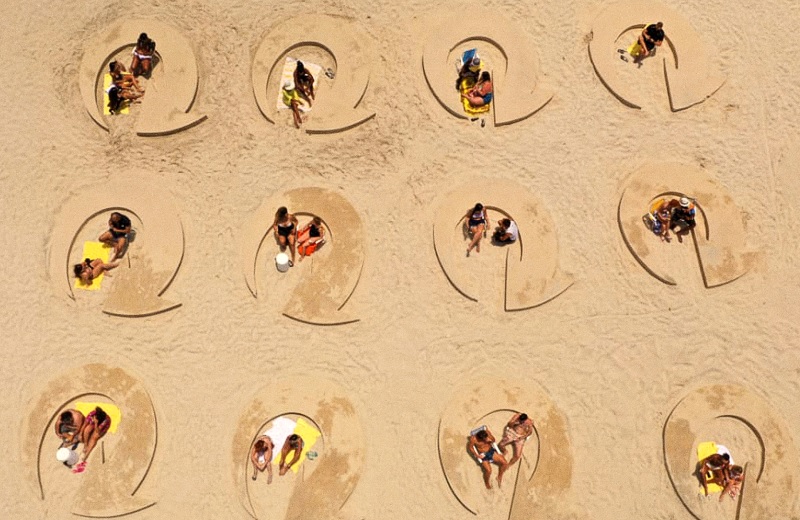 Para promover o distanciamento social nas praias, Skol cria Camarotes de Areia