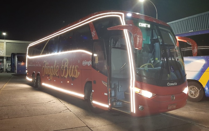 Ônibus da Viação Cometa se transforma em Jingle Bus e circula decorado por São Paulo