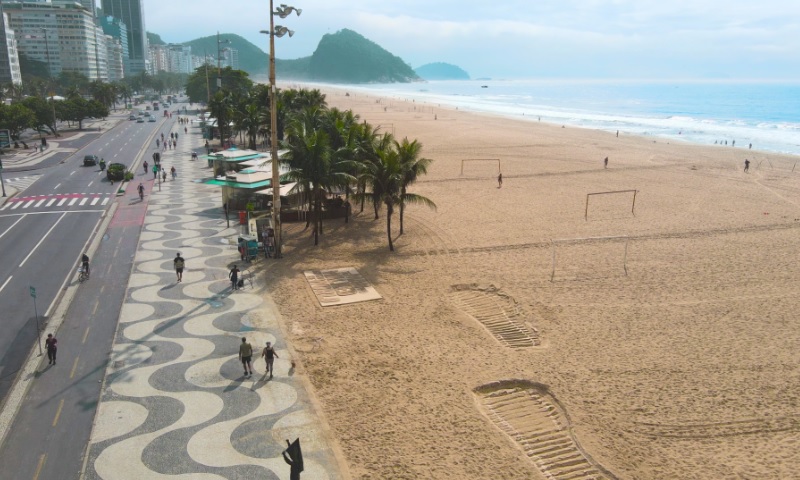 Johnnie Walker: pegadas nas areias de Copacabana lembram que um dia o gigante acordou