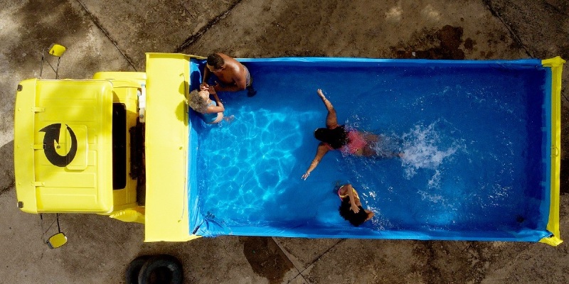 Skol transforma caminhão em piscina para inspirar consumidores a se refrescarem nesse verão atípico