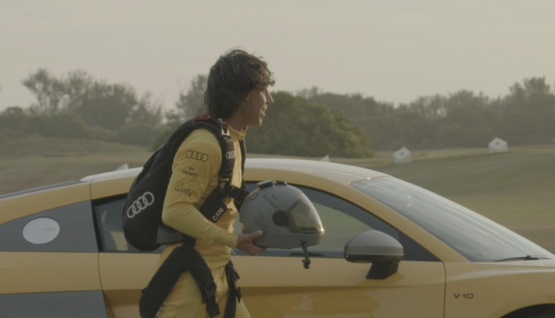 Audi promove quebra do recorde mundial de salto com o menor paraquedas por Luigi Cani